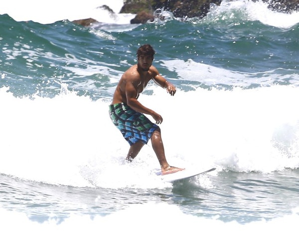 Caio Castro na praia Caio Castro na praia