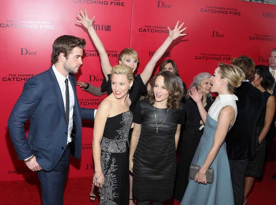 Liam Hemsworth, Elizabeth Banks, Jennifer Lawrence, Nina Jacobson, Jena Malone, Photobomb Liam Hemsworth, Elizabeth Banks, Jennifer Lawrence, Nina Jacobson, Jena Malone, Photobomb