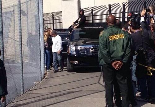 Justin Bieber deixa a cadeia saindo da prisão Justin Bieber deixa a cadeia saindo da prisão