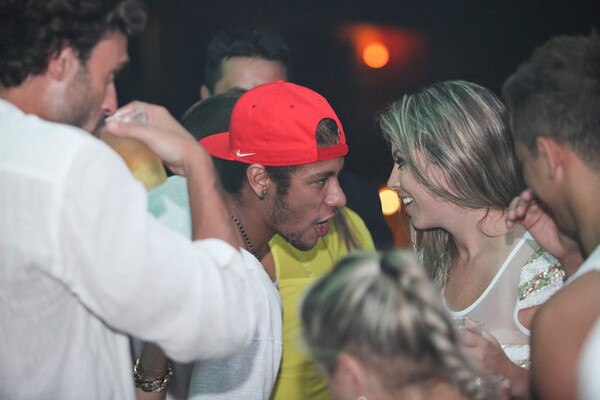 Neymar curte Revéillon com loira Neymar curte Revéillon com loira