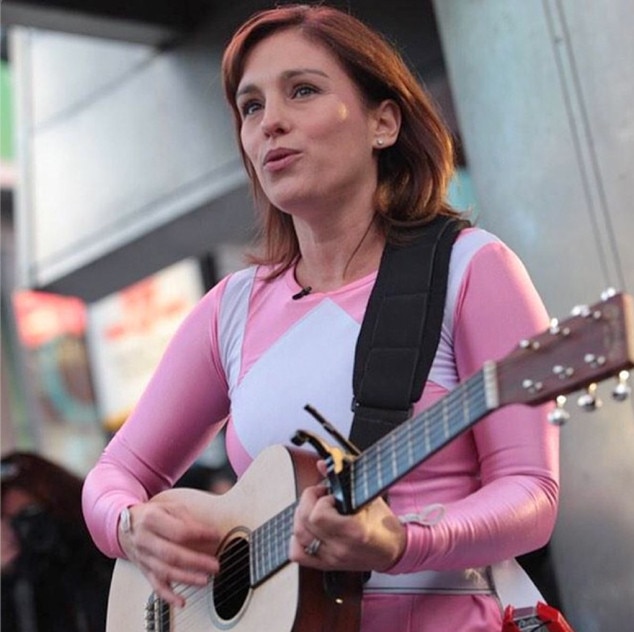 Amy Jo Johnson La Power Ranger Rosa Original Cantó En La Calle Para Recaudar Dinero Video