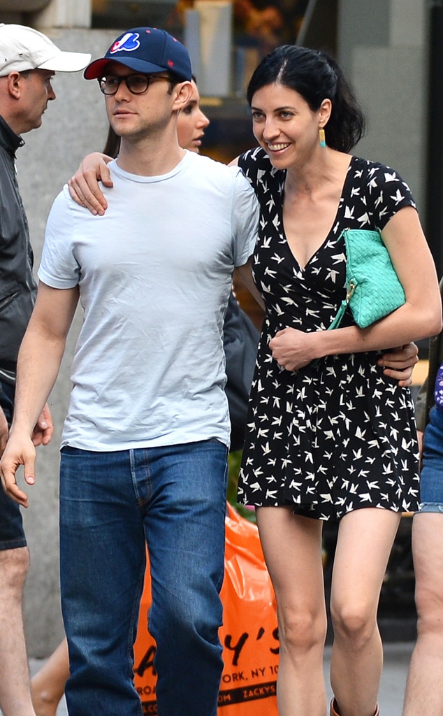 Surprise Joseph Gordon Levitt Is Married E News 0643