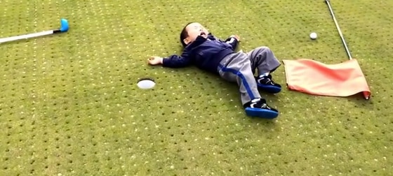 Criança jogando golfe Criança jogando golfe