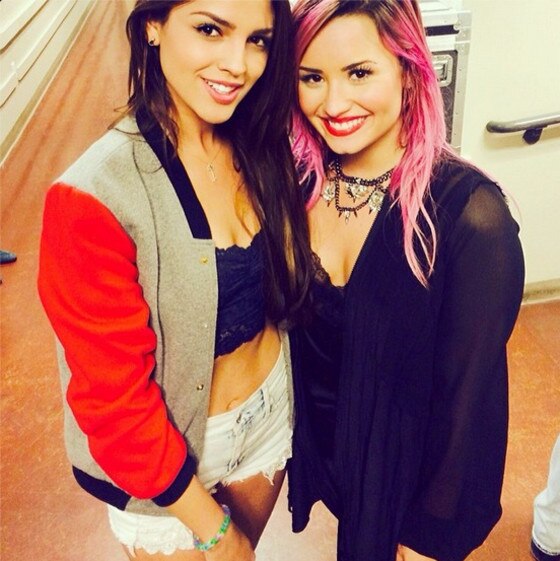 Demi Lovato posa com Eiza Gonzalez Demi Lovato posa com Eiza Gonzalez