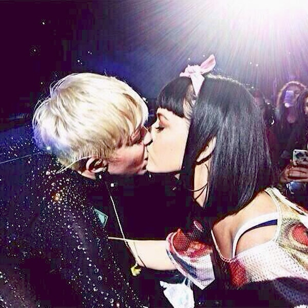 Miley Cyrus besó en la boca a Katy Perry en uno de sus conciertos Foto Video TECNOLOGIA EN