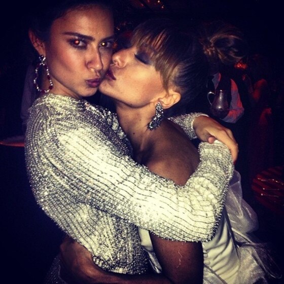 Thaila Ayala beija Sabrina Sato na boca Thaila Ayala beija Sabrina Sato na boca