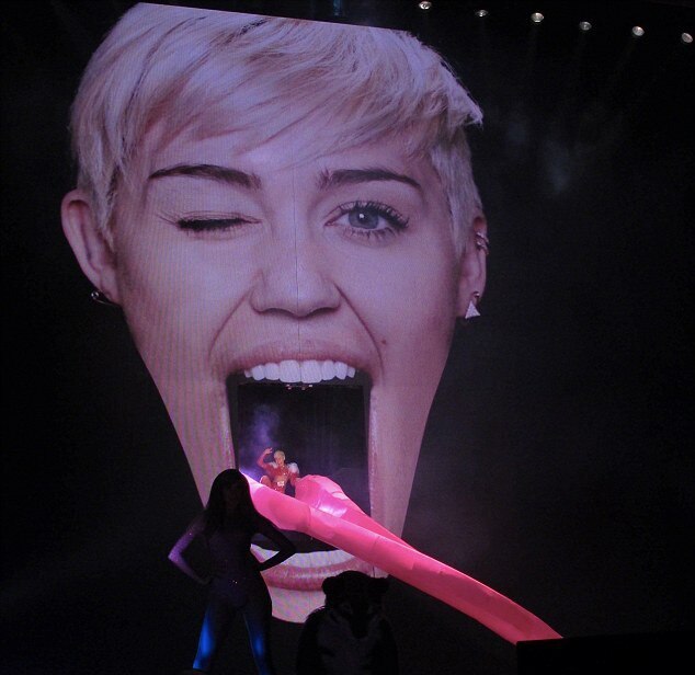 Miley Cyrus língua Bangerz Miley Cyrus língua Bangerz