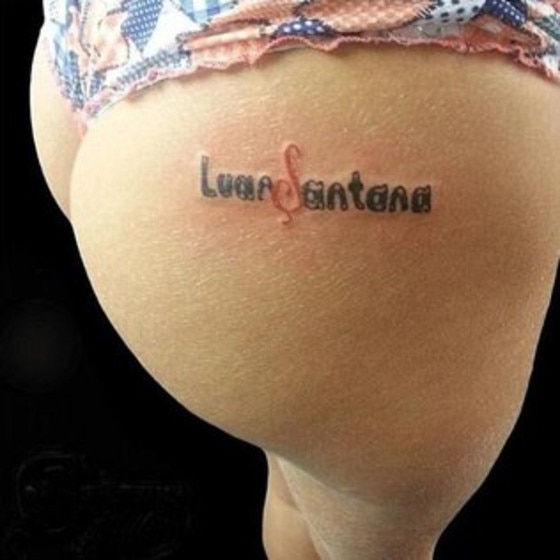 Tatuagem de fã de Luan Santana no bumbum Tatuagem de fã de Luan Santana no bumbum