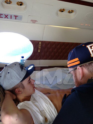 Justin Bieber tatuagem Forgive fotos avião Justin Bieber tatuagem Forgive fotos avião