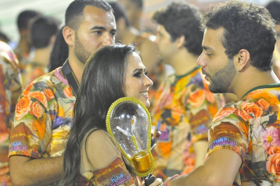 Famosos assistem desfile das campeãs no Carnaval do Rio Famosos assistem desfile das campeãs no Carnaval do Rio