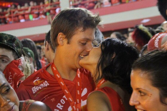 Famosos assistem desfile das campeãs no Carnaval do Rio Famosos assistem desfile das campeãs no Carnaval do Rio