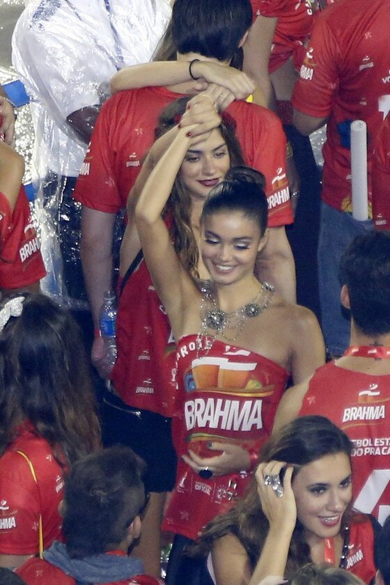 Famosos assistem desfile das campeãs no Carnaval do Rio Famosos assistem desfile das campeãs no Carnaval do Rio