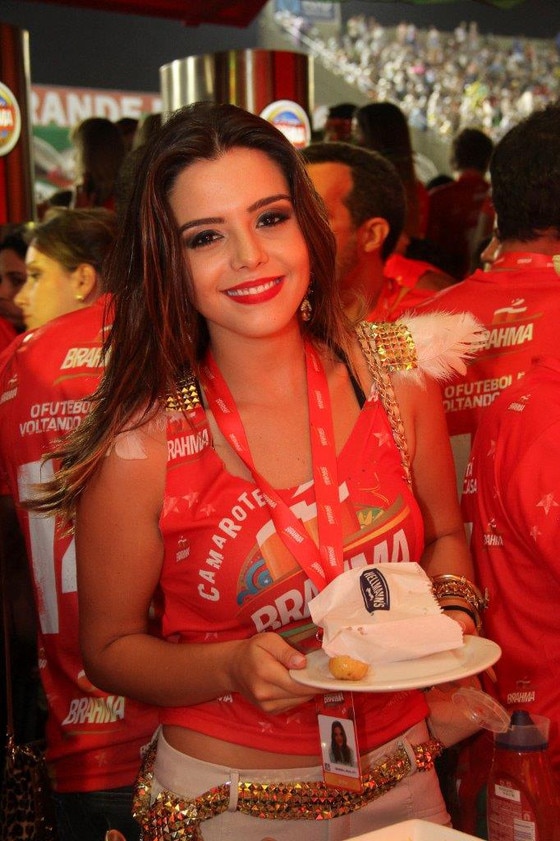 Famosos assistem desfile das campeãs no Carnaval do Rio Famosos assistem desfile das campeãs no Carnaval do Rio