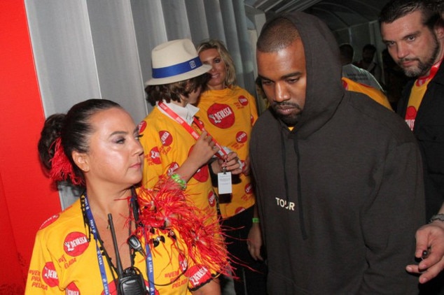 Kanye West assiste desfile das campeãs no Carnaval e dorme Kanye West assiste desfile das campeãs no Carnaval e dorme