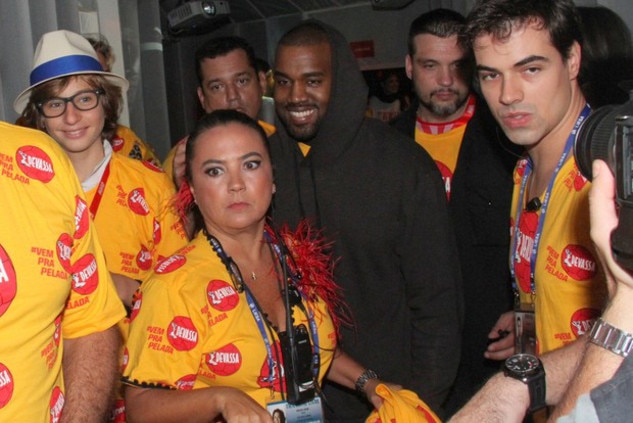 Kanye West assiste desfile das campeãs no Carnaval e dorme Kanye West assiste desfile das campeãs no Carnaval e dorme