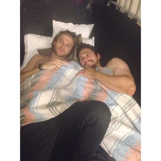 James Franco posa na cama com homem James Franco posa na cama com homem
