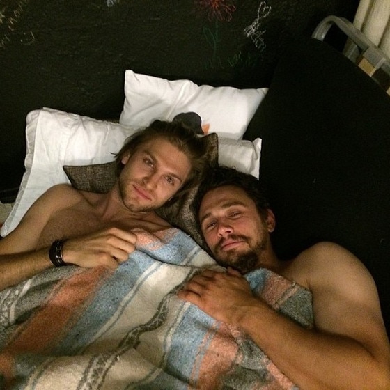 James Franco posa na cama com homem James Franco posa na cama com homem