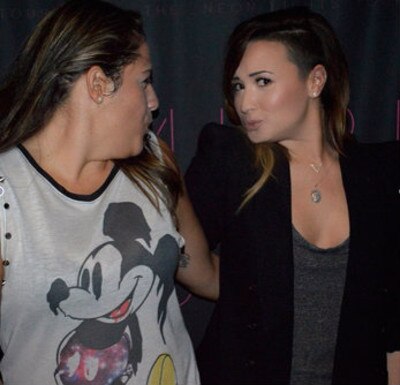 Demi Lovato faz beijinho no ombro Demi Lovato faz beijinho no ombro