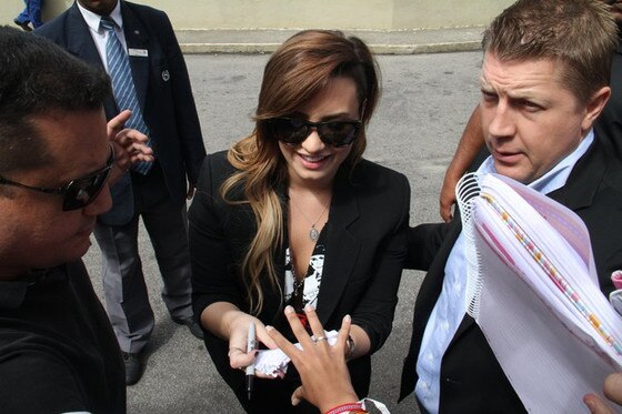 Demi Lovato atende fãs por porta de hotel Demi Lovato atende fãs por porta de hotel