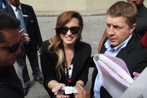 Demi Lovato atende fãs por porta de hotel Demi Lovato atende fãs por porta de hotel