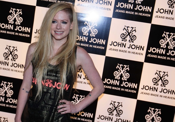 Avril Lavigne causa tumulto em loja em São Paulo Avril Lavigne causa tumulto em loja em São Paulo