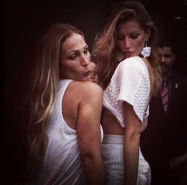 Gisele Bündchen dá beijinho no ombro com Valesca Popozuda Gisele Bündchen dá beijinho no ombro com Valesca Popozuda