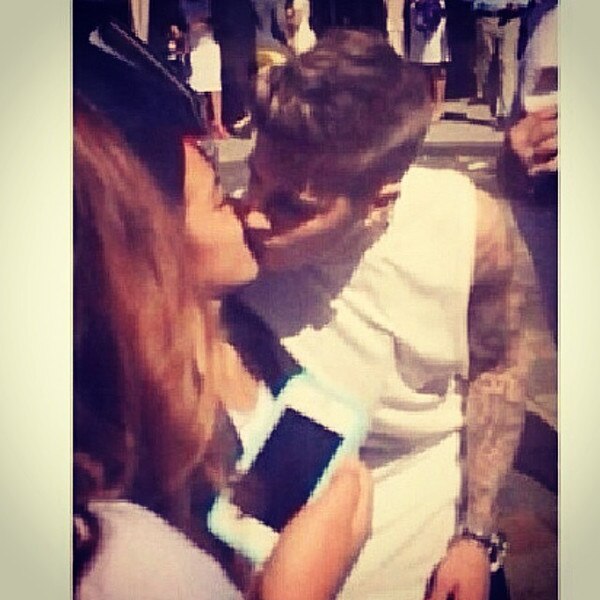 Justin Bieber dá beijo na boca de fã sem querer Justin Bieber dá beijo na boca de fã sem querer