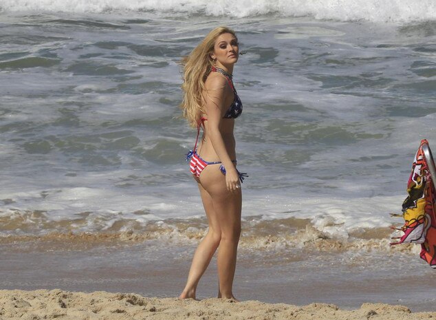 Isabelle Drummond mostra corpão em dia de praia Isabelle Drummond mostra corpão em dia de praia