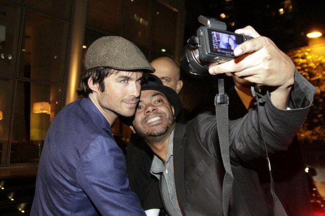 Ian Somerhalder desembarca no Brasil e é cercado por fãs Ian Somerhalder desembarca no Brasil e é cercado por fãs