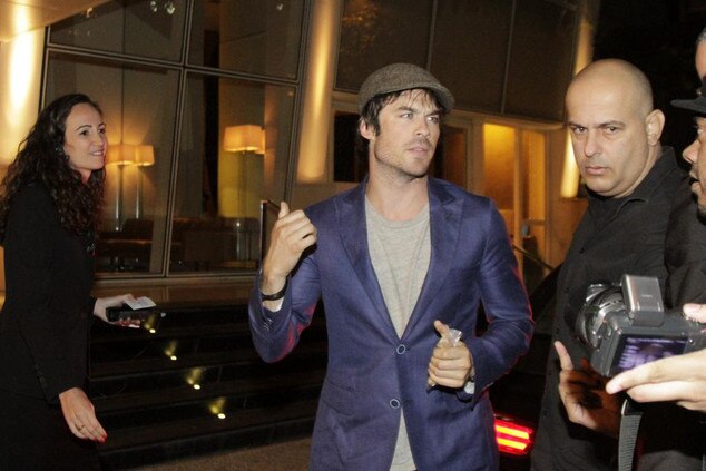 Ian Somerhalder desembarca no Brasil e é cercado por fãs Ian Somerhalder desembarca no Brasil e é cercado por fãs