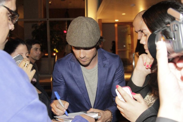 Ian Somerhalder desembarca no Brasil e é cercado por fãs Ian Somerhalder desembarca no Brasil e é cercado por fãs