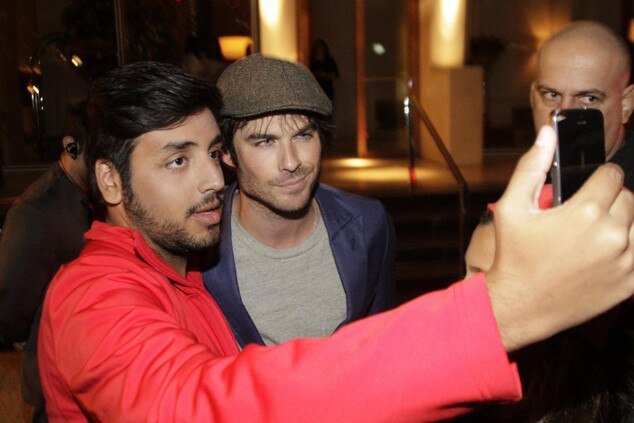 Ian Somerhalder desembarca no Brasil e é cercado por fãs Ian Somerhalder desembarca no Brasil e é cercado por fãs