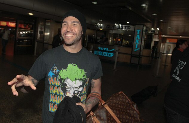 Fall Out Boy desembarca no Brasil e fãs choram em aeroporto Fall Out Boy desembarca no Brasil e fãs choram em aeroporto