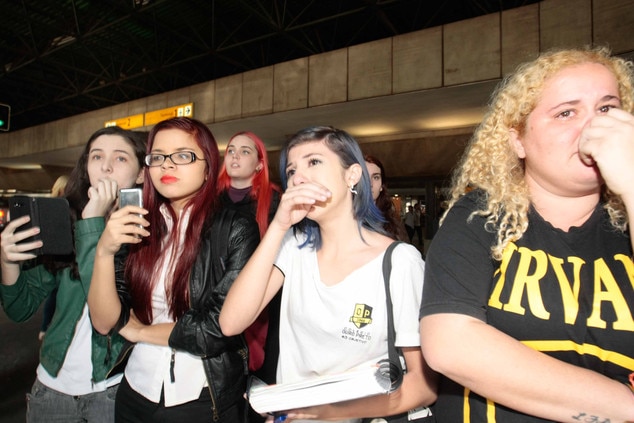 Fall Out Boy desembarca no Brasil e fãs choram em aeroporto Fall Out Boy desembarca no Brasil e fãs choram em aeroporto