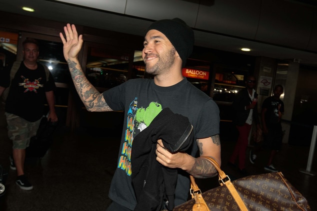 Fall Out Boy desembarca no Brasil e fãs choram em aeroporto Fall Out Boy desembarca no Brasil e fãs choram em aeroporto