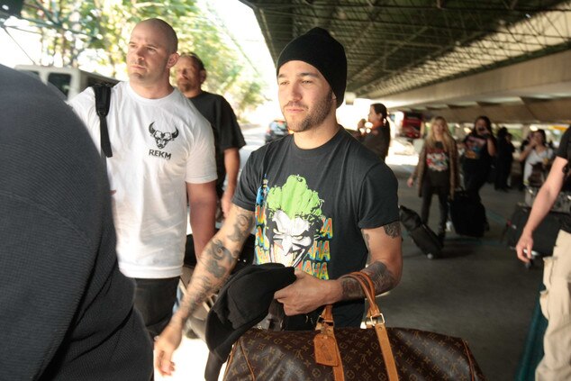 Fall Out Boy desembarca no Brasil e fãs choram em aeroporto Fall Out Boy desembarca no Brasil e fãs choram em aeroporto