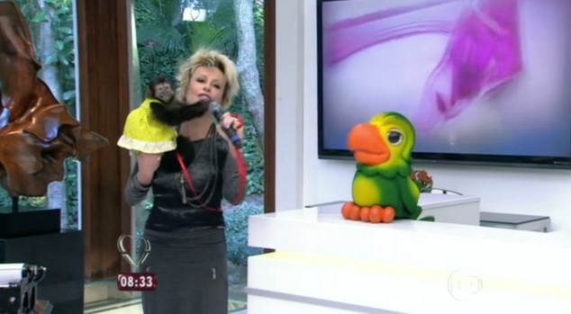 Ana Maria Braga apanha de macaco ao vivo no Mais Você Ana Maria Braga apanha de macaco ao vivo no Mais Você