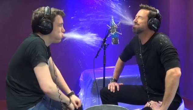 Hugh Jackman cospe água em apresentador de rádio Hugh Jackman cospe água em apresentador de rádio