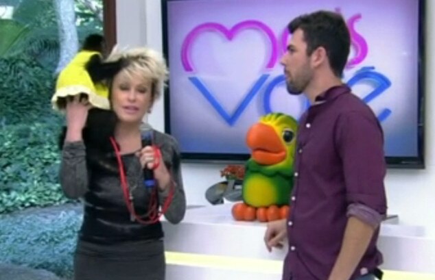 Ana Maria Braga apanha de macaco ao vivo no Mais Você Ana Maria Braga apanha de macaco ao vivo no Mais Você