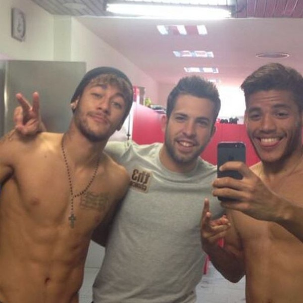 Neymar aparece sem camisa em foto Neymar aparece sem camisa em foto