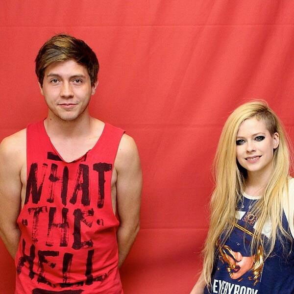 Nada es más incómodo que estas fotos de Avril Lavigne con sus fans