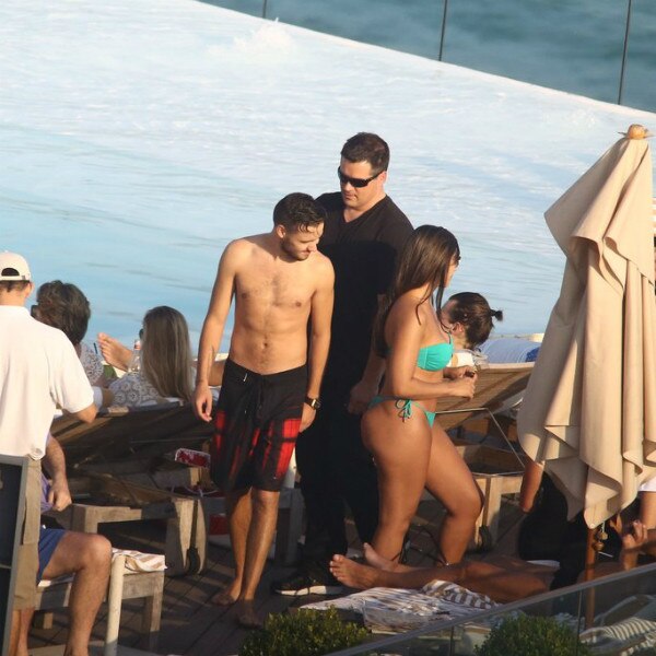 Liam Payne confere bumbum de morena em piscina de hotel no Rio Liam Payne confere bumbum de morena em piscina de hotel no Rio
