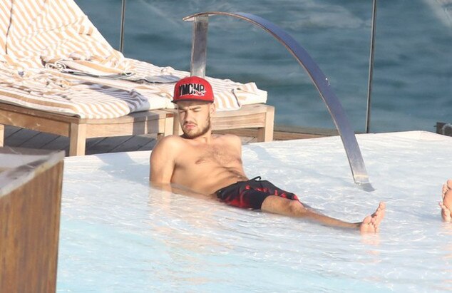 One Direction curte dia na piscina One Direction curte dia na piscina