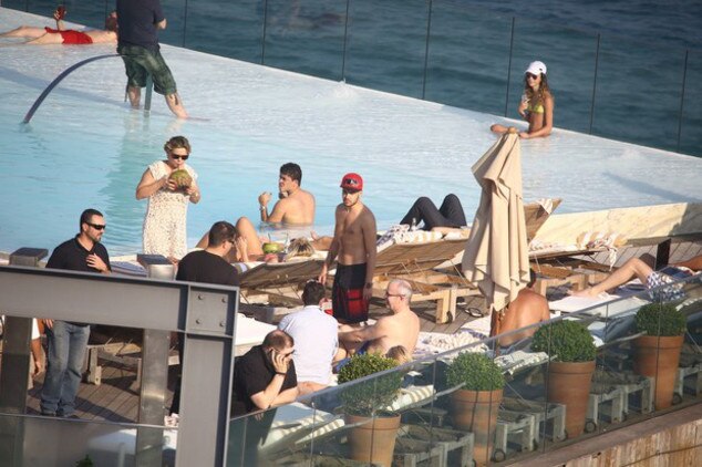 One Direction curte dia na piscina One Direction curte dia na piscina