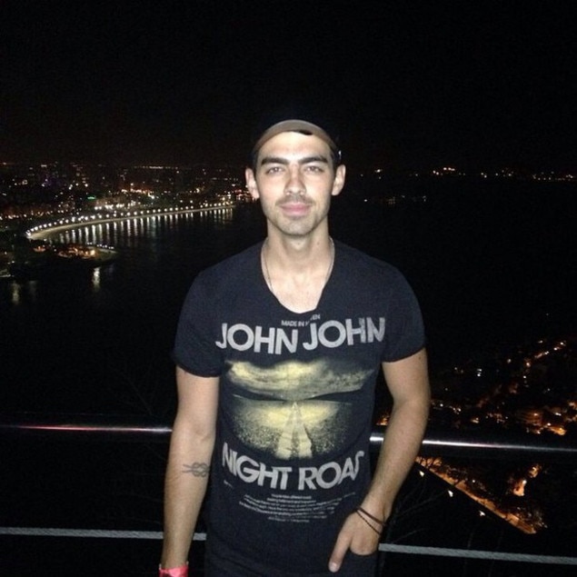 Joe Jonas se diverte em noite carioca no Morro da Urca Joe Jonas se diverte em noite carioca no Morro da Urca