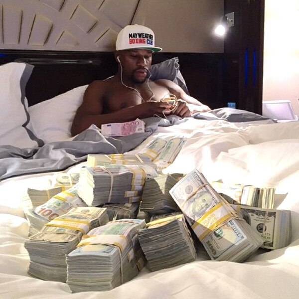 rs_600x600-140926093254-600.Ffloyd-Mayweather-In-Bed-With-Money.jl.092614.jpg