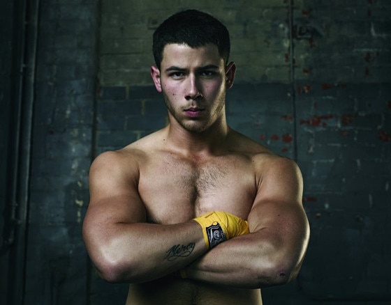 Nick Jonas Aparece Sem Camisa Em Fotos Da Série Kingdom E Online Brasil