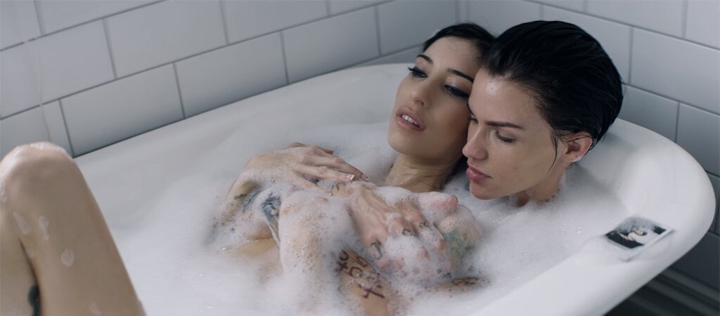 Girls kissing in the shower Girls kissing in the shower