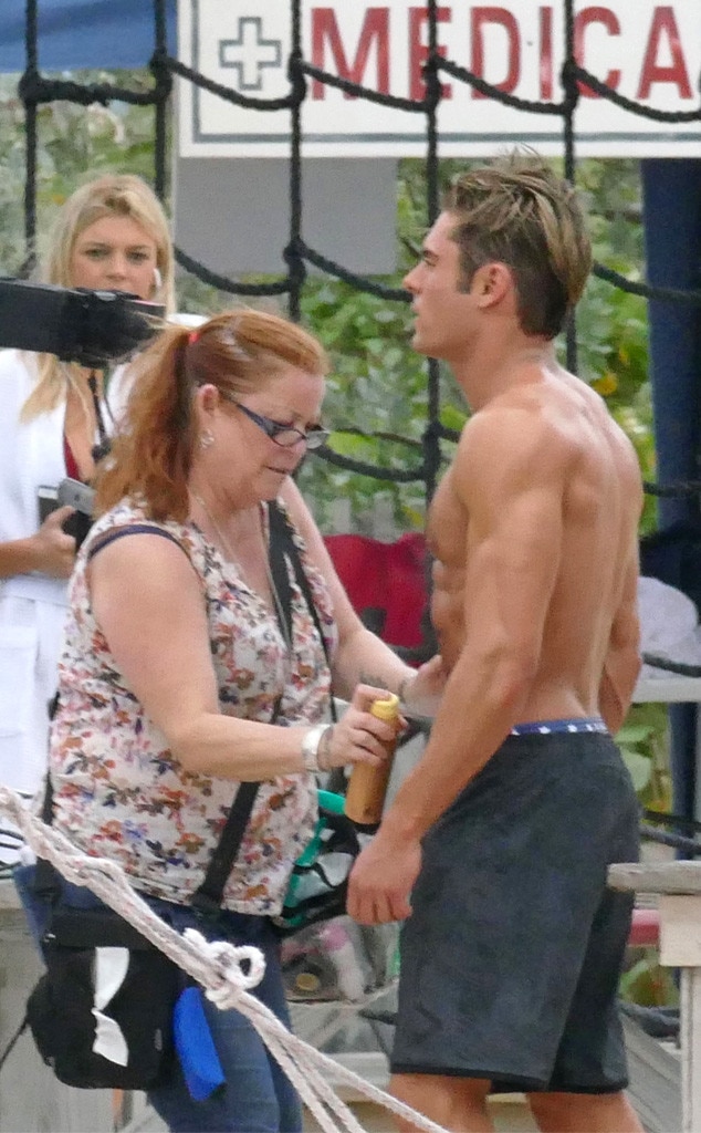 SUERTUDA: Esta mujer tiene el mejor trabajo del mundo, tocar a Zac Efron - Imagen 2
