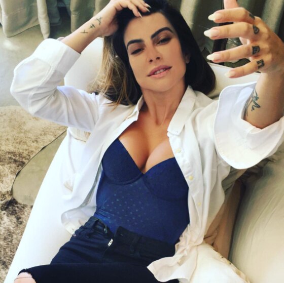 Cleo Pires simula sexo a três em gravação de clipe após polêmica na web